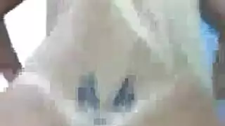 شقراء ساخنة تأخذ قضيبًا غليظًا بعمق في حلقها