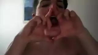 ١ جدة مثيرة وسكرتيرة تتعرضان لضربة مزدوجة من فحل في فيلم إباحي صريح