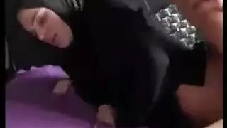 مصري ينيك فرج جارته المبلل على معدات المعمل