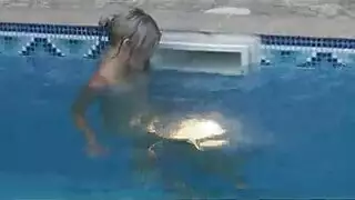 العاهرة الخبيرة ميلا تقدم مصًا لا يُنسى – مشهد إباحي صريح