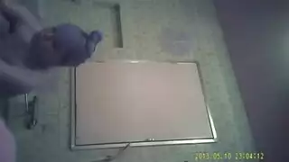 فتاة بريئة تأخذ قضيبًا صارمًا في شريط جنسي صريح