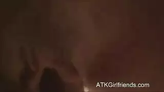 تمديد فرجها الضيق بقضيب ضخم