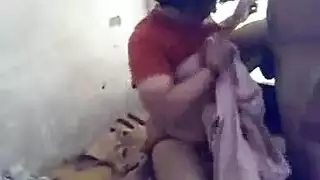 بورن مصري: أخ يملأ أخته وهي ترتدي سليبة حمراء