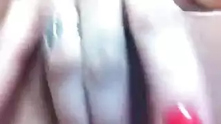 مشهد منفرد صريح: فتاة جميلة تئن وهي تلمس نفسها