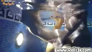 حفلة عراة في المسبح: قذف على أثداء كبيرة في الماء