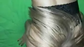 شقراء مثيرة في جوارب تمارس الجنس الجماعي مع رجلين