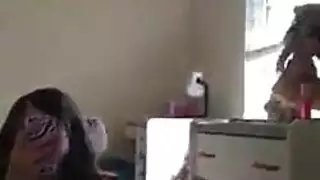 ولد يفرك في كس