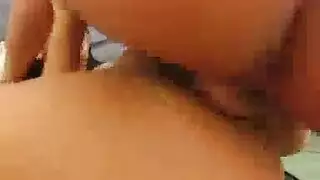 مراهقة تأخذ قضيباً سميكاً في فرجها الرطب المتساقط