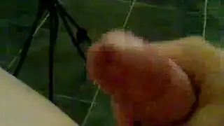 حركة فردية صريحة: شاب بقضيب كبير يفرك عضوه