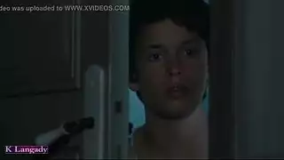 تفرك كسها بالهزاز