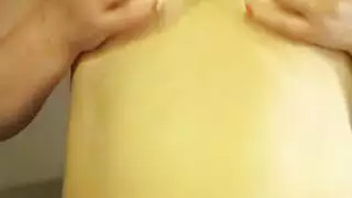 مراهقة نحيلة تمتلئ مهبلها في جلسة جنس على الكرسي