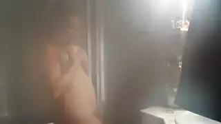 زوجة أنيقة في جوارب تخدم قضيباً صلباً بعمق في الحلق والشرج