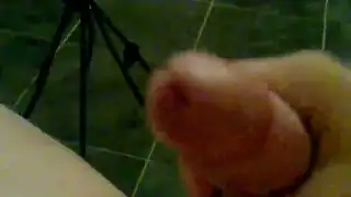 يد على قضيب ضخم: الضرب حتى الإكمال