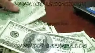 شفاه ممتلئة ملفوفة حول قضيب أسود سميك