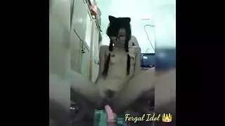 العاهرة المراهقة تمص قضيبًا أسودًا سمينًا قبل أن تأخذ ضربًا عنيفًا