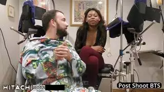 فيلم إباحي: المراهقة المضطربة تختبر هزات جماع مذهلة من عصا هزاز