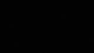 فمها ولسانها الخبيران يعملان على قضيبه الأبيض السميك