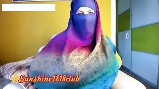 عاهرة ترتدي الحجاب تتباهى بأثدائها الكبيرة وتأخذ السائل المنوي