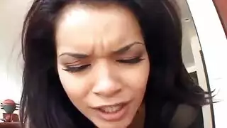 عاهرة شعرها أسود ترتدي ملابس داخلية تتعرض لنكاح عميق في مهبلها الضيق