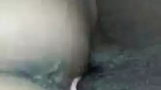 الجبهة السوداء مع أباريق الحليب الضخمة يركع وامتصاص الديك في المطبخ