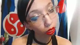 سحاقية أحمر الشفاه تلعق حلمتيها وتدخل أصابعها في مؤخرتها