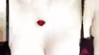 العاهرة الصغيرة ملاك ويكي تأخذ قضيبين في حفلة جنسية جامحة