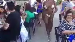 احتفال نكح الغرباء يتحول إلى ثنائي مكثف مع عاهرة سوداء في غرفة معيشتها