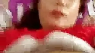 هواة آسيوية تختنق بالقضيب بينما يتم تفحيص مهبلها بقوة