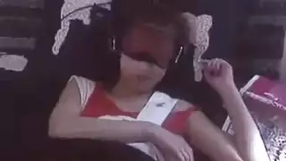 عاهرة آسيوية تتباهى بحلماتها ثم تأخذه عميقاً في مؤخرتها