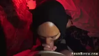 عاهرة مراهقة نحيفة يتم تدمير فرجها الضيق