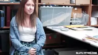 كاميرا الأمن تلتقط لصاً ساخناً يمص قضيب الشرطي وينكح بقوة