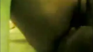 شريط خاص: عراقية مثيرة تخدم زب زوجها وتأخذه بعمق