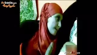 محجبه تحكي