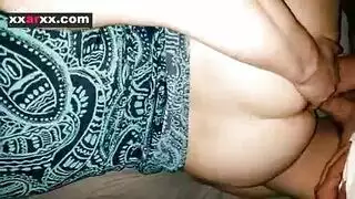 زوجة عربية تمارس الجنس مع رجلين من قبل صديق زوجها في مشهد ثلاثي إباحي