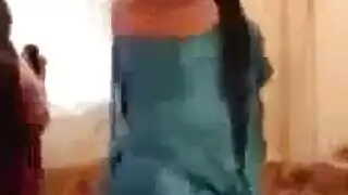 فتاة كويتية جميلة تخلع ملابسها وتتوسل للحصول على قذف داخلي